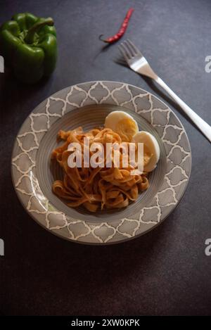 Blick von der Spitze auf italienische Speisen gekochte Fettuccine alfredo Pasta auf einem weißen Teller. Stockfoto