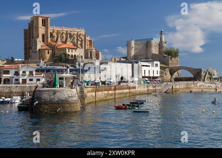 Castro Urdiales, Spanien - 24. August 2022: Kirche Santa Maria und Schloss Santa Ana vom Hafen, Castro Urdiales, Kantabrien, Spanien. Stockfoto