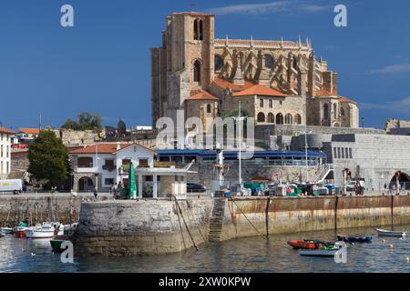 Castro Urdiales, Spanien - 24. August 2022: Kirche Santa Maria vom Hafen, Castro Urdiales, Kantabrien, Spanien. Stockfoto