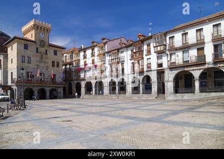 Castro Urdiales, Spanien - 24. August 2022: Rathausplatz von Castro Urdiales, Kantabrien, Spanien. Stockfoto