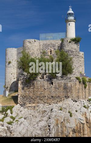 Schloss-Leuchtturm von Santa Ana in Castro Urdiales, Kantabrien, Spanien. Stockfoto