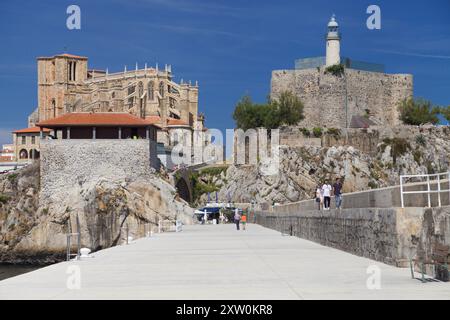 Castro Urdiales, Spanien - 24. August 2022: Santa Maria Churn und Santa Ana Castle from the Breakwater, Castro Urdiales, Cantabria, Spanien. Stockfoto