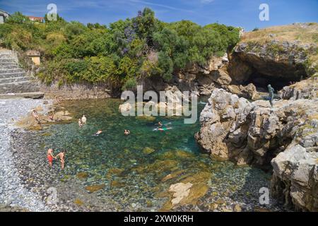 Castro Urdiales, Spanien - 24. August 2022: Natürlicher Pool von El Pedregal in Castro Urdiales, Cantabria, Spanien. Stockfoto