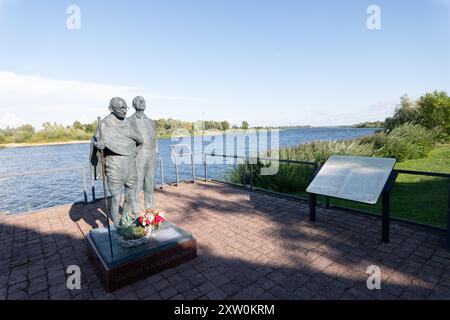 Statue von Hermann Kallenbach und Mahatma Gandhi. Kallenbach war ein in Litauen geborener jüdischer südafrikanischer Architekt und einer der bekanntesten Freunde und Mitarbeiter von Mahatma Gandhi. Kallenbach, der in Rusne aufgewachsen ist, lernte den jungen Mohandas Gandhi kennen, während sie beide in Südafrika arbeiteten. Russland hat Truppen von Kaliningrad nach Kursk verlegt, so der litauische Minister. Rusnė ist eine Grenzstadt im litauischen Bezirk Šilutė auf der Insel Rusnė im Nemunas-Delta, 9 km südwestlich von Šilutė. Rusnė liegt an der russischen Grenze, Kaliningrad Stockfoto