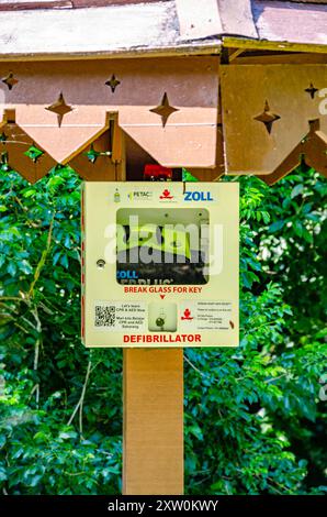 Ein automatisierter externer Defibrillator oder AED ist in den Penang Botanic Gardens in Geaorge Town, Penang, Malaysia, erhältlich. Stockfoto