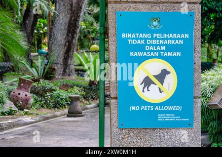 Ein Schild informiert die Menschen darüber, dass keine Haustiere im Penang Municipal Park oder Youth Park in George Town, Penang, Malaysia, erlaubt sind Stockfoto