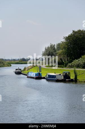 Boote liegen am Fluss Great Ouse in der Nähe von denver Sluice, denver, norfolk england Stockfoto