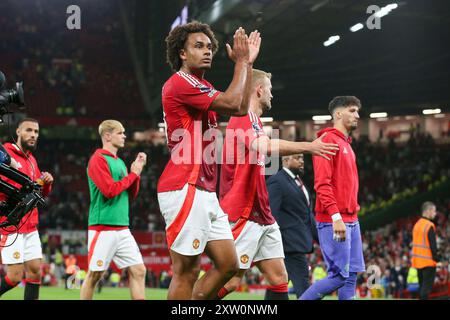 Manchester United Stürmer Joshua Zirkzee (11) applaudiert den Fans nach dem Sieg beim Spiel Manchester United FC gegen Fulham FC English Premier League in Old Trafford, Manchester, England, Großbritannien am 16. August 2024 Credit: Every Second Media/Alamy Live News Stockfoto