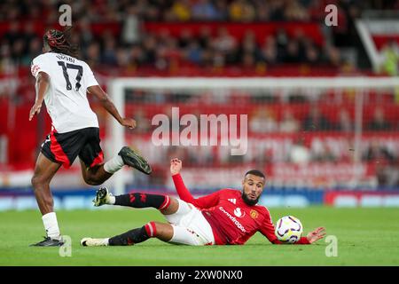 Noussair Mazraoui (3) kämpft gegen den Mittelfeldspieler Alex Iwobi (17) während des Spiels Manchester United FC gegen Fulham FC English Premier League in Old Trafford, Manchester, England, Großbritannien am 16. August 2024 Credit: Every Second Media/Alamy Live News Stockfoto