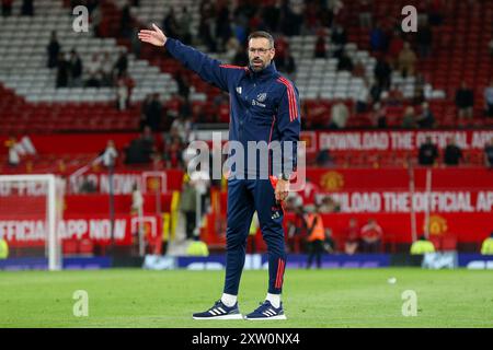 Manchester United Assistant Trainer Ruud van Nistelrooy punktet auf die Spieler, nachdem sie am 16. August 2024 beim Spiel Manchester United FC gegen Fulham FC English Premier League in Old Trafford, Manchester, England, United Kingdom gewonnen hatten. Credit: Every Second Media/Alamy Live News Stockfoto