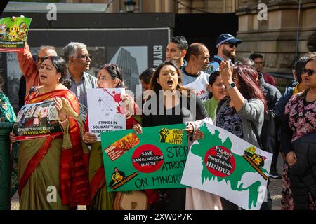 Sydney, Australien. August 2024. Die australische Föderation für ethnische und religiöse Minderheiten in Bangladesch (AFERMB) protestiert in der George Street neben dem Rathaus von Sydney, um die Gräueltaten gegen Hindus, Buddhisten und Christen in Bangladesch zu stoppen. Richard Milnes/Alamy Live News Stockfoto