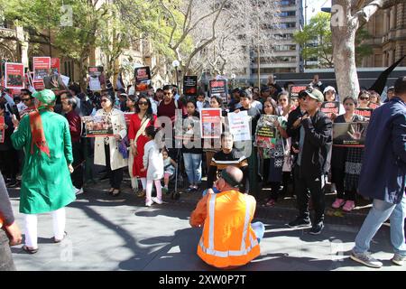 Sydney, Australien. August 2024. Die australische Föderation für ethnische und religiöse Minderheiten in Bangladesch (AFERMB) protestiert in der George Street neben dem Rathaus von Sydney, um die Gräueltaten gegen Hindus, Buddhisten und Christen in Bangladesch zu stoppen. Richard Milnes/Alamy Live News Stockfoto