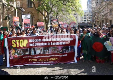 Sydney, Australien. August 2024. Die australische Föderation für ethnische und religiöse Minderheiten in Bangladesch (AFERMB) protestiert in der George Street neben dem Rathaus von Sydney, um die Gräueltaten gegen Hindus, Buddhisten und Christen in Bangladesch zu stoppen. Richard Milnes/Alamy Live News Stockfoto