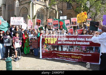 Sydney, Australien. August 2024. Die australische Föderation für ethnische und religiöse Minderheiten in Bangladesch (AFERMB) protestiert in der George Street neben dem Rathaus von Sydney, um die Gräueltaten gegen Hindus, Buddhisten und Christen in Bangladesch zu stoppen. Richard Milnes/Alamy Live News Stockfoto