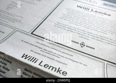 Nach dem plötzlichen Tod von Ex-Werder-Manager Willi Lemke eigentlich: Wilfried Lemke veröffentlichte der Weser-Kurier am Samstag, 17. August 2024, mehr als zwei Druckseiten mit Todesanzeigen der Familie, von Freunden und von diversen Institutionen. Das Kind einer Stettiner Flüchtlingsfamilie wurde 1946 in Pönitz Ostholstein geboren, studierte in Hamburg Sport auf Lehramt, arbeitete ab 1974 als SPD-Landesgeschäftsführer in Bremen, ab 1981 als Manager des Fußballbundesligisten Werder Bremen, ab 1999 als Bildungssenator, ab 2007 als Innensenator und von 2008 bis 2016 als Sonderberater des UN-Gen Stockfoto