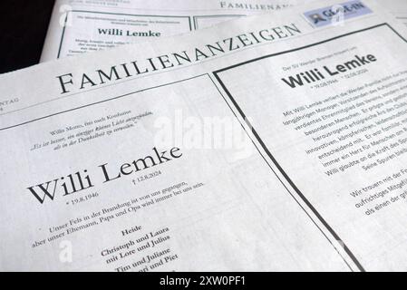 Nach dem plötzlichen Tod von Ex-Werder-Manager Willi Lemke eigentlich: Wilfried Lemke veröffentlichte der Weser-Kurier am Samstag, 17. August 2024, mehr als zwei Druckseiten mit Todesanzeigen der Familie, von Freunden und von diversen Institutionen. Das Kind einer Stettiner Flüchtlingsfamilie wurde 1946 in Pönitz Ostholstein geboren, studierte in Hamburg Sport auf Lehramt, arbeitete ab 1974 als SPD-Landesgeschäftsführer in Bremen, ab 1981 als Manager des Fußballbundesligisten Werder Bremen, ab 1999 als Bildungssenator, ab 2007 als Innensenator und von 2008 bis 2016 als Sonderberater des UN-Gen Stockfoto