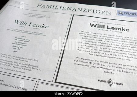 Nach dem plötzlichen Tod von Ex-Werder-Manager Willi Lemke eigentlich: Wilfried Lemke veröffentlichte der Weser-Kurier am Samstag, 17. August 2024, mehr als zwei Druckseiten mit Todesanzeigen der Familie, von Freunden und von diversen Institutionen. Das Kind einer Stettiner Flüchtlingsfamilie wurde 1946 in Pönitz Ostholstein geboren, studierte in Hamburg Sport auf Lehramt, arbeitete ab 1974 als SPD-Landesgeschäftsführer in Bremen, ab 1981 als Manager des Fußballbundesligisten Werder Bremen, ab 1999 als Bildungssenator, ab 2007 als Innensenator und von 2008 bis 2016 als Sonderberater des UN-Gen Stockfoto