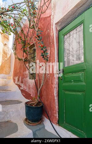 Verblasste Wand und Tür im historischen Anafiotika Viertel, Athen, Griechenland Stockfoto