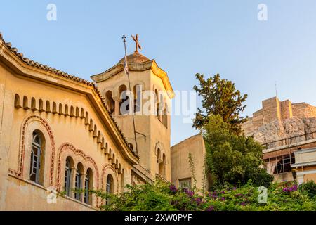 Heilige Byzantinische Kirche des Heiligen Nikolaus Rangavas in der Plaka mit Blick auf die Akropolis, Athen, Griechenland Stockfoto