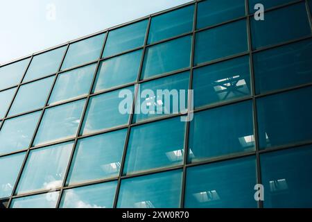 Fragment der Glasfassade des modernen Gebäudes. Moderne Architektur. Stockfoto