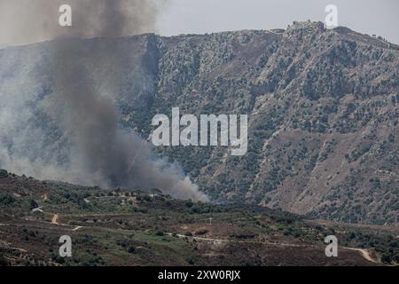 Marjayoun, Libanon. August 2024. Allgemeine Sicht auf Rauch und Waldbrand nach Beschuss nahe der Grenze zu Israel nach Beschuss durch Israel, während anhaltender Auseinandersetzungen zwischen der Hisbollah der IDF. Quelle: SOPA Images Limited/Alamy Live News Stockfoto