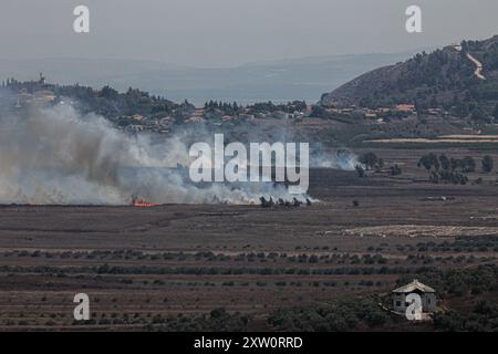 Marjayoun, Libanon. August 2024. Ein Blick auf die Ebene in der Nähe der südlibanesischen Stadt KHIAM im Südlibanon nahe der Grenze zu Israel nach israelischen Bombardierungen, während anhaltender Auseinandersetzungen zwischen der Hisbollah der IDF. (Foto: Vasily Krestyaninov/SOPA Image/SIPA USA) Credit: SIPA USA/Alamy Live News Stockfoto
