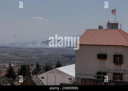 Marjayoun, Libanon. August 2024. Ein Blick auf ein Feld und ein Gebäude mit rotem Kreuz in der Nähe der südlibanesischen Stadt KHIAM im südlichen Libanon nahe der Grenze zu Israel nach israelischen Bombardierungen, während anhaltender Auseinandersetzungen zwischen der Hisbollah der IDF. (Foto: Vasily Krestyaninov/SOPA Image/SIPA USA) Credit: SIPA USA/Alamy Live News Stockfoto