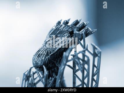 Modell des Beins, gedruckt auf einem 3D-Drucker aus schwarzem Gummi, Nahaufnahme. Teil eines Objekts, das auf einem 3D-Drucker aus gehärtetem Gummi unter dem Einfluss von ultraviolettem Licht erzeugt wurde. SLA 3D-Drucktechnologie. Stockfoto