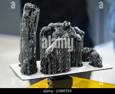 Schwarzes Modell mit Stützen, die auf 3D-Druckern in Nahaufnahme gedruckt werden. Teil des Objekts, das auf dem 3D-Drucker aus gehärtetem Gummi unter Einfluss von UV-Licht erzeugt wurde. SLA 3D-Drucktechnologie. Stereolithographie Stockfoto