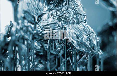 Schwarzes Modell mit Stützen, die auf 3D-Druckern in Nahaufnahme gedruckt werden. Teil des Objekts, das auf dem 3D-Drucker aus gehärtetem Gummi unter Einfluss von UV-Licht erzeugt wurde. SLA 3D-Drucktechnologie. Stereolithographie Stockfoto