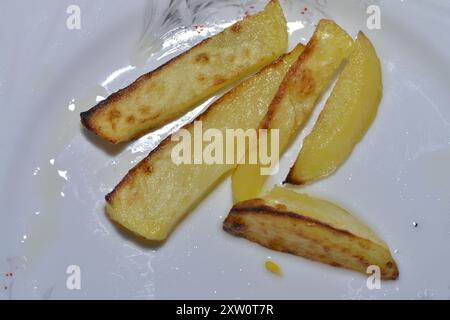 Ein Foto von goldenen, knusprigen Bratkartoffeln, das die köstliche knusprige Textur und das köstliche Aussehen dieses klassischen Komfortgerichts einfängt. Stockfoto