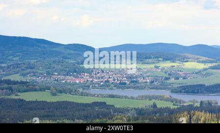 Die Stadt Horní Planá liegt am Nordufer des Stausees Lipno im Nationalpark Šumava in der südböhmischen Region Tschechien. Stockfoto