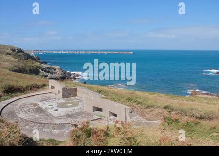 Deutscher Nazi-Waffeneinbau Beton aus dem 2. Weltkrieg auf den Alderney Channel Islands mit Blick auf den Hafen und den Wellenbrecher bei Braye, Teil der Atlantic Wall Stockfoto