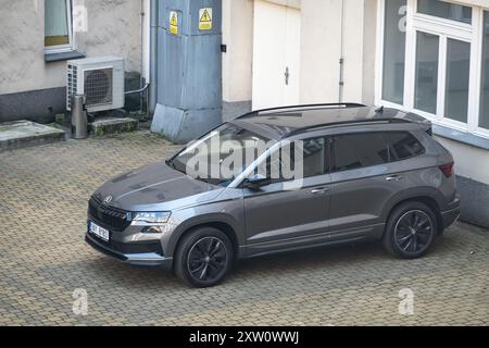 OSTRAVA, TSCHECHISCHE REPUBLIK - 13. SEPTEMBER 2023: Grauer Skoda Karoq SUV parkt in der Nähe eines Industriegebäudes Stockfoto