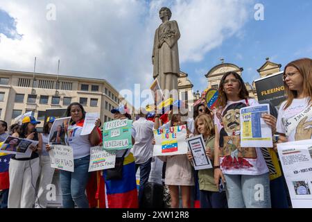 Brüssel, Belgien August 2024. Am Samstag, den 17. August 2024, treffen sich Demonstranten auf dem Place de l'Albertine zur Unterstützung von Edmundo Gonzalez Urrutia in Brüssel. BELGA FOTO NICOLAS MAETERLINCK Credit: Belga News Agency/Alamy Live News Stockfoto