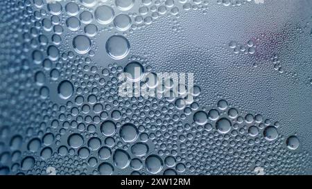 Viele Silberblasen im Wasser schließen sich auf blauem Hintergrund. Hintergrund für Banner, Hintergrund oder Textur für 3D-Mapping, Öl, Wasser, Luftblasen Stockfoto