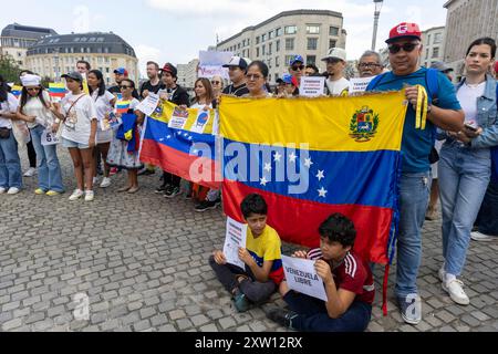 Brüssel, Belgien August 2024. Am Samstag, den 17. August 2024, treffen sich Demonstranten auf dem Place de l'Albertine zur Unterstützung von Edmundo Gonzalez Urrutia in Brüssel. BELGA FOTO NICOLAS MAETERLINCK Credit: Belga News Agency/Alamy Live News Stockfoto