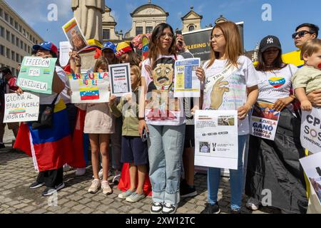 Brüssel, Belgien August 2024. Am Samstag, den 17. August 2024, treffen sich Demonstranten auf dem Place de l'Albertine zur Unterstützung von Edmundo Gonzalez Urrutia in Brüssel. BELGA FOTO NICOLAS MAETERLINCK Credit: Belga News Agency/Alamy Live News Stockfoto