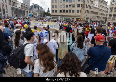 Brüssel, Belgien August 2024. Am Samstag, den 17. August 2024, treffen sich Demonstranten auf dem Place de l'Albertine zur Unterstützung von Edmundo Gonzalez Urrutia in Brüssel. BELGA FOTO NICOLAS MAETERLINCK Credit: Belga News Agency/Alamy Live News Stockfoto