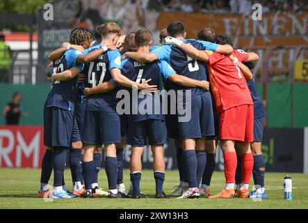 Mainz, Deutschland. August 2024. Fußball: DFB-Cup, Schott Mainz - SpVgg Greuther Fürth, 1. Runde, Stadion am Bruchweg. Schotts Team vor dem Auftakt. Hinweis: Torsten Silz/dpa – WICHTIGER HINWEIS: gemäß den Vorschriften der DFL Deutscher Fußball-Liga und des DFB Deutscher Fußball-Bundes ist es verboten, im Stadion und/oder des Spiels aufgenommene Fotografien in Form von sequenziellen Bildern und/oder videoähnlichen Fotoserien zu verwenden oder zu nutzen./dpa/Alamy Live News Stockfoto