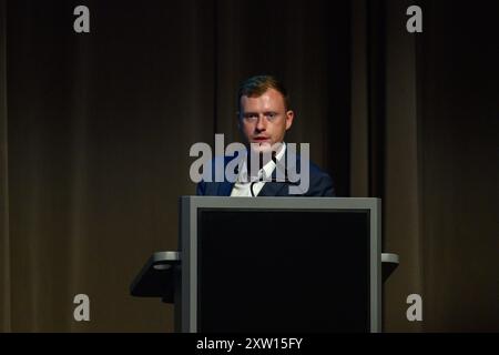 Magdeburg, Deutschland. August 2024. Jan Wenzel Schmidt (AfD) spricht auf der Parteikonferenz zu den Delegierten. Der Landesvorstand der AfD Sachsen-Anhalt soll auf der Parteikonferenz gewählt werden. Quelle: Klaus-Dietmar Gabbert/dpa/Alamy Live News Stockfoto