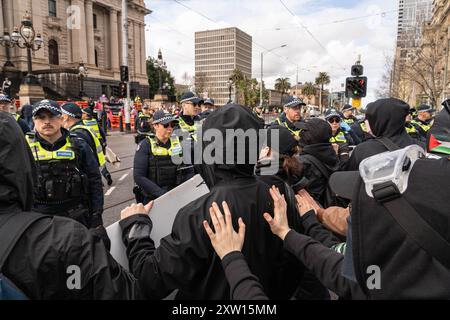 Melbourne, Australien. August 2024. Die Demonstranten sahen, wie die Polizei während der Demonstration Gewalt gegen sie einsetzte. Trans-Rechts-Aktivisten stoßen mit der Polizei zusammen, als sie eine Anti-Trans-Gruppe im Parlamentsgebäude in melbourne bekämpfen, Festnahmen durchgeführt wurden, alberne Schnur und Wasserblasen wurden von den Gegenprotestierenden auf Polizeibeamte verwendet. Quelle: SOPA Images Limited/Alamy Live News Stockfoto