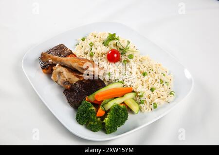 Basmatireis mit süßen grünen Erbsen und Kümmel. Lachs Grill Fisch gebratene Hähnchenstangen. Gemüse Stockfoto