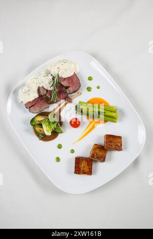 Gegrilltes Rindersteak von oben mit Spargel auf einem Teller Stockfoto