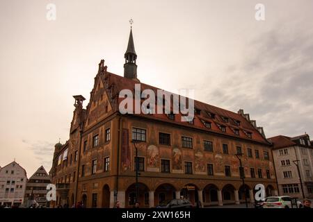 ULM, DEUTSCHLAND - 18. FEBRUAR 2024: Rathaus aus dem 14. Jahrhundert. Malerische Details, die typisch für Süddeutschland sind, werden durch in ergänzt Stockfoto