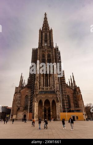 ULM, DEUTSCHLAND - 18. FEBRUAR 2024: Stadt Ulm Münster, Dom von Ulm Stadt, Deutschland. Ulmer oder Münster auf Deutsch ist das berühmte Wahrzeichen von Ulm. Panorama von Stockfoto