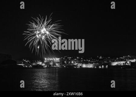 Feuerwerk im Hafen von malta am 30. April 2014 aus Kalkara, Malta Stockfoto