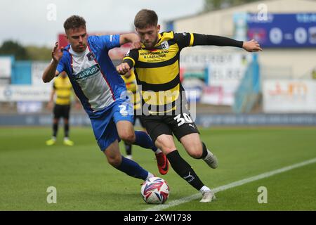 Barrow's Ben Jackson tritt gegen Archie Davies von Carlisle United während des Spiels der Sky Bet League 2 zwischen Carlisle United und Barrow am Samstag, den 17. August 2024, im Brunton Park in Carlisle auf. (Foto: Michael Driver | MI News) Credit: MI News & Sport /Alamy Live News Stockfoto