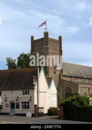 ORFORD, SUFFOLK, Großbritannien - 15. JULI 2024: Außenansicht der St. Bartholomew's Church Stockfoto