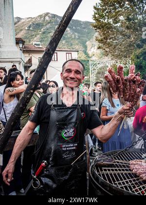 Ein Mann verkauft Würstchen auf dem Grill Stockfoto